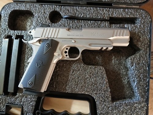 New Taurus ss 1911 45 with 3 mags