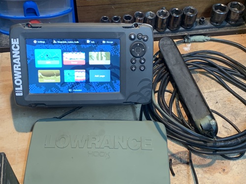 Lowrance Hook 2 7x TS fish finder