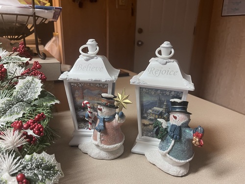 Thomas Kinkade happy homecoming wreath and snowman lanterns